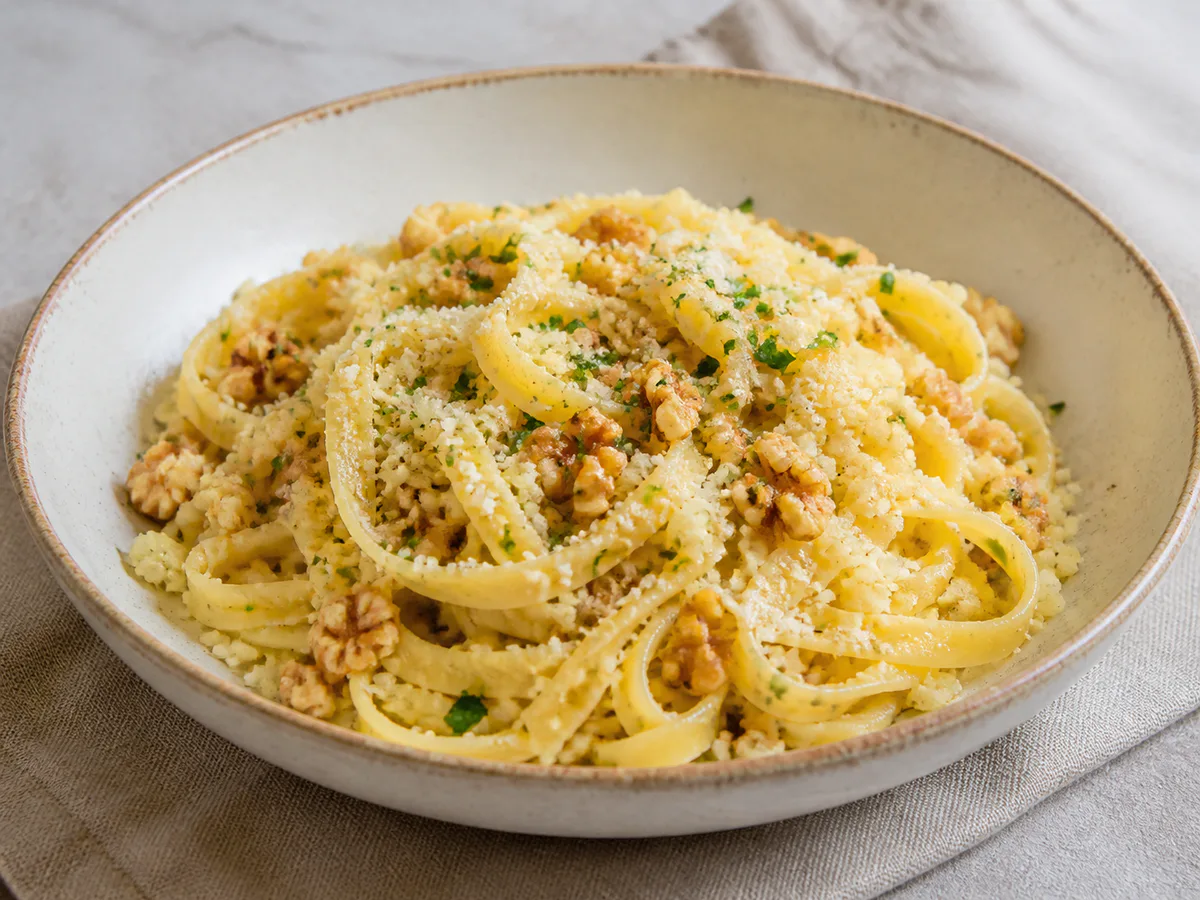Tagliatelle de Couve-Flor com Nozes e Queijo Parmesão